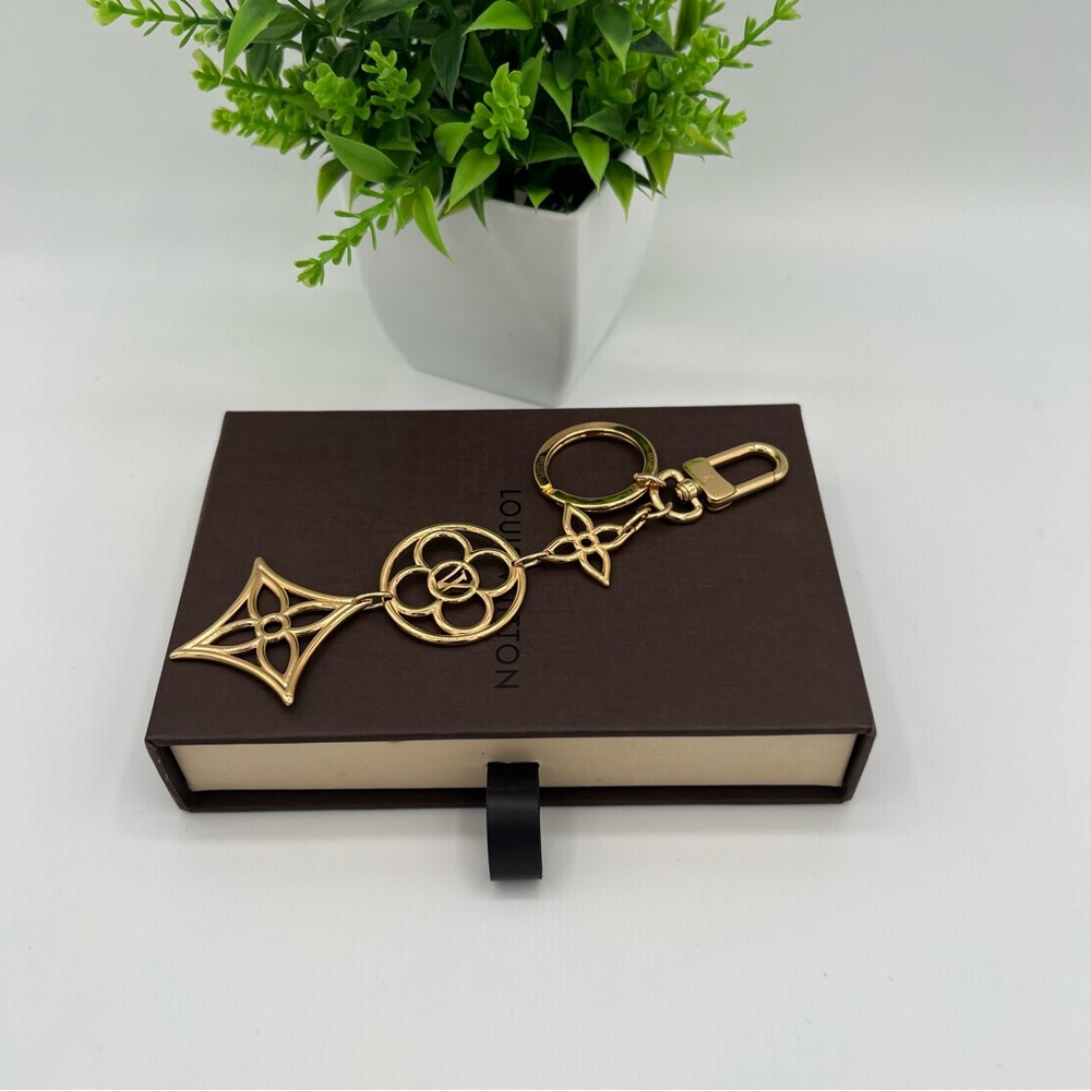 Louis Vuitton LV Twiggy key chain Charm GP Gold ❤️Authentic - Picture 1 of 7